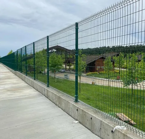 Duvar üstü yeşil panel çit – Bahar Tel Çit